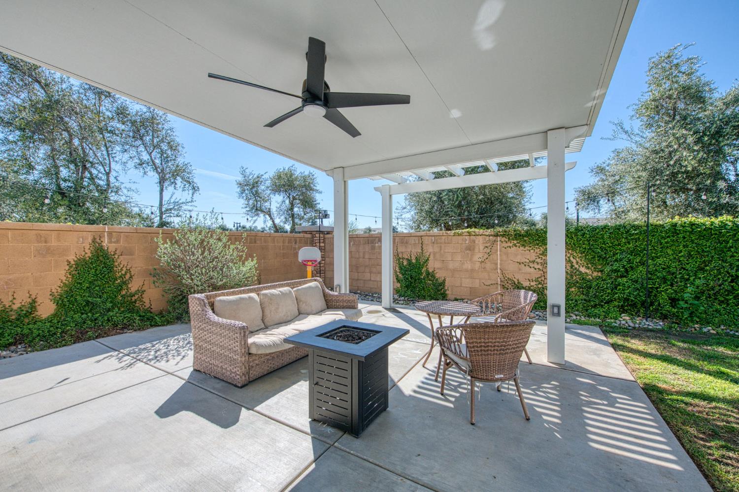 920 Ponderosa Way W, Madera, CA 93636