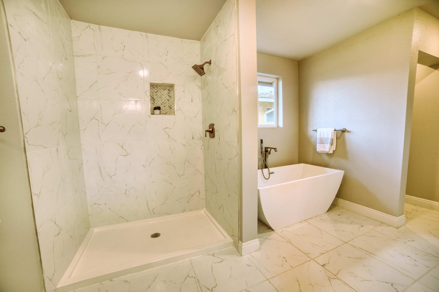 1712 W 5Th St, Madera, CA 93637