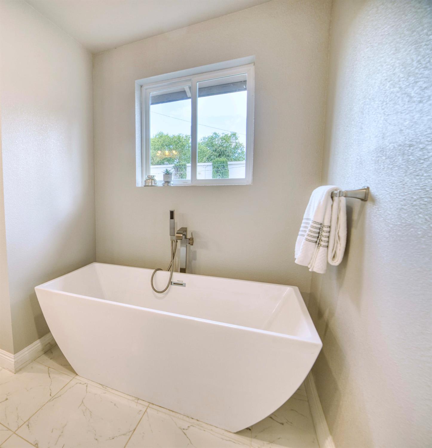 1712 W 5Th St, Madera, CA 93637