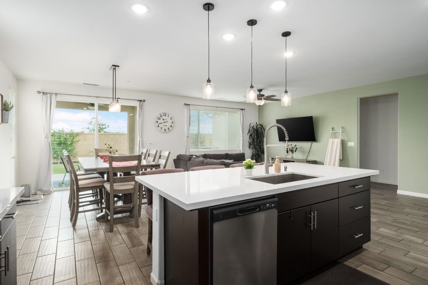 644 Atlantica Dr S, Madera, CA 93636